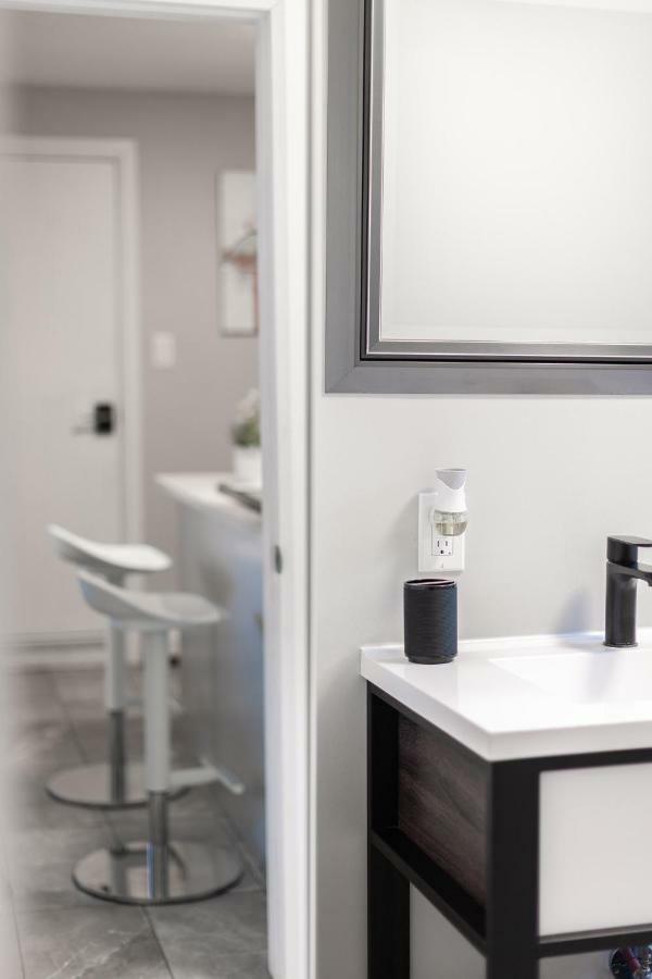 Entire 2 Bedroom Apartment Uptown Waterloo - E1 Luaran gambar